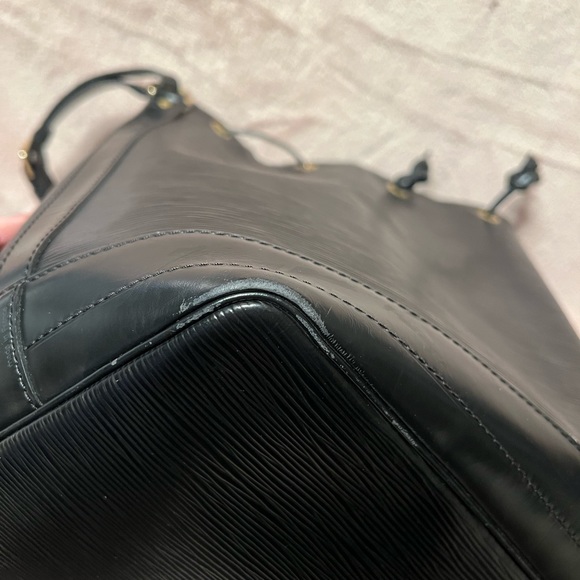 Authentic Louis Vuitton Black Epi Leather Neo Drawstring Bucket Bag - Picture 9 of 16